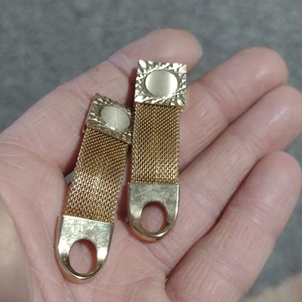 VINTAGE MENS OR WOMENS SET OF SILVER-TONE AND GOLD-TONE MESH CUFFLINKS